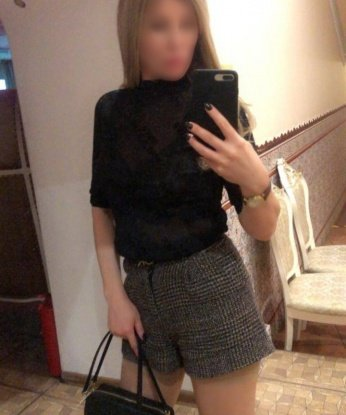 Я опытная и умелая индивидуалка, которая знает толк в наслаждении. У меня есть все необходимые навыки, чтобы погрузить тебя в мир удовольствия и страсти.
В моих услугах нет границ, я готова исполнить все твои самые сокровенные фантазии. Не бойся быть откровенным, ведь я здесь, чтобы удовлетворить каждое твое желание.
У меня есть много положительных отзывов от моих довольных клиентов, которые остались в восторге от нашей встречи. Уверен, что и ты не останешься равнодушным к моему обаянию и магическим рукам.
В моем фотоальбоме ты найдешь все необходимые фотографии, чтобы убедиться в моей красоте и сексуальности. Я живу в Москве и готова встретиться с тобой в любое удобное для нас время. Так давай не медли и давай предаваться страсти и наслаждению вместе! 😘🔥❤️ Светлана